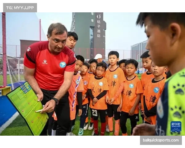 萨卡回访母校感恩基层教练，昔日破例招募助他迈向成功